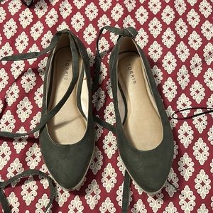 Olive green wrap around flats